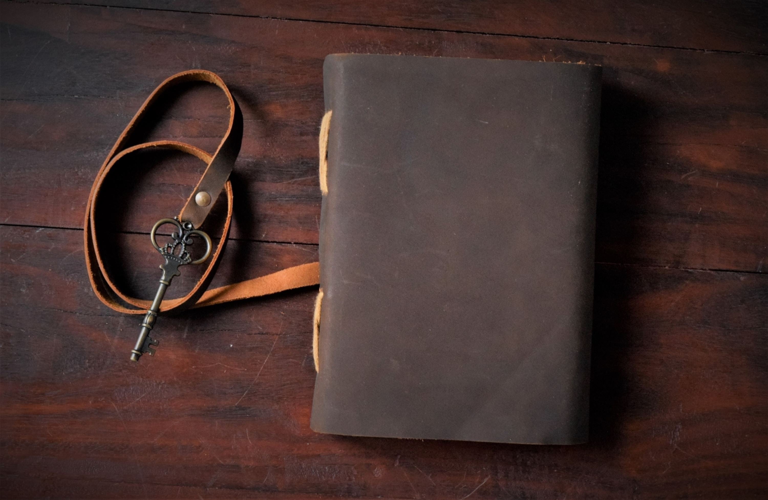 Gift for writers - Crown key buff leather journal